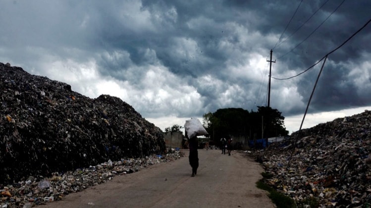 दिल्ली के भलस्वा इलाके में कूड़े के पहाड़ को कम करने की कोशिश जारी (फाइल फोटो-पीटीआई) 