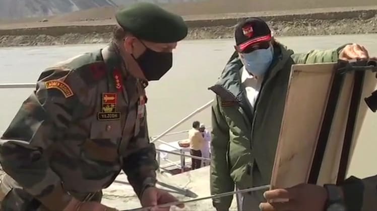 लेह में प्रधानमंत्री नरेंद्र मोदी