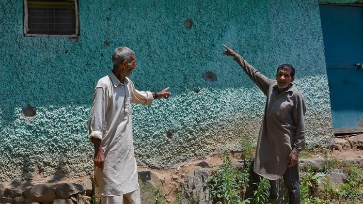 जम्मू-कश्मीर में नियंत्रण रेखा (LoC) पर पाकिस्तान की तरफ से फायरिंग (फाइल फोटो-PTI)