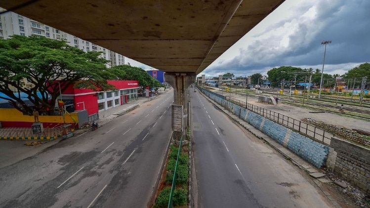 सूरत में बिना सरकारी आदेश के ही लोगों ने लॉकडाउन शुरू कर दिया (फाइल फोटो-PTI)