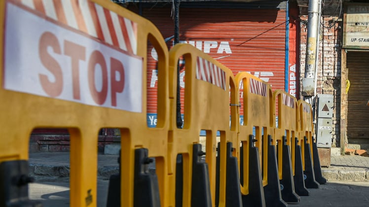 कोरोना संक्रमण को देखते हुए देश के कई हिस्सों में लॉकडाउन का ऐलान (PTI)