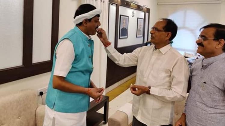 बीजेपी में शामिल हुए प्रद्युम्न सिंह लोधी (फोटो- @JM_Scindia)