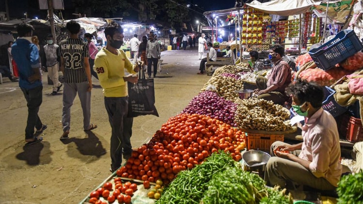 कोरोना संकट में बढ़े सब्जियों के दाम (फोटो-PTI)