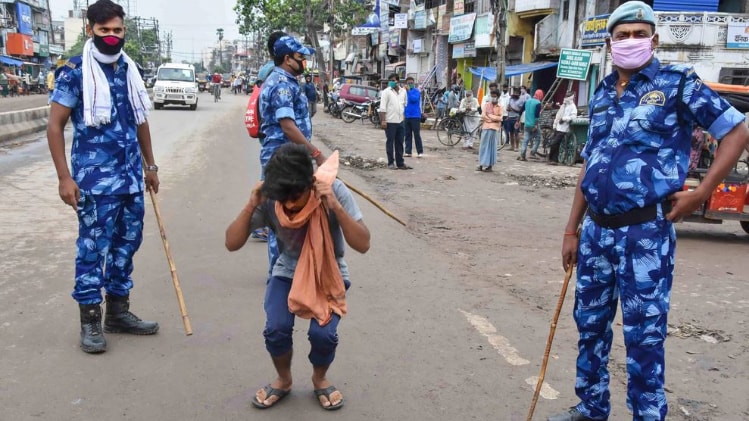 पटना में बिना मास्क पहने घूम रहे व्यक्ति को मिली सजा (फोटो-पीटीआई)
