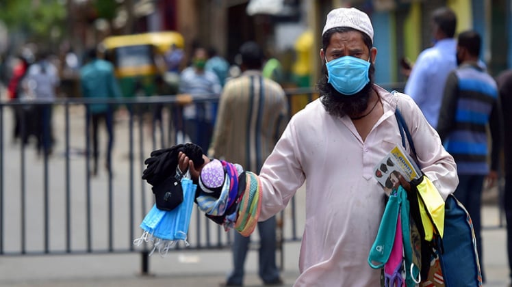 सूती कपड़े से बने फेस मास्क लगाने की सलाह (PTI)