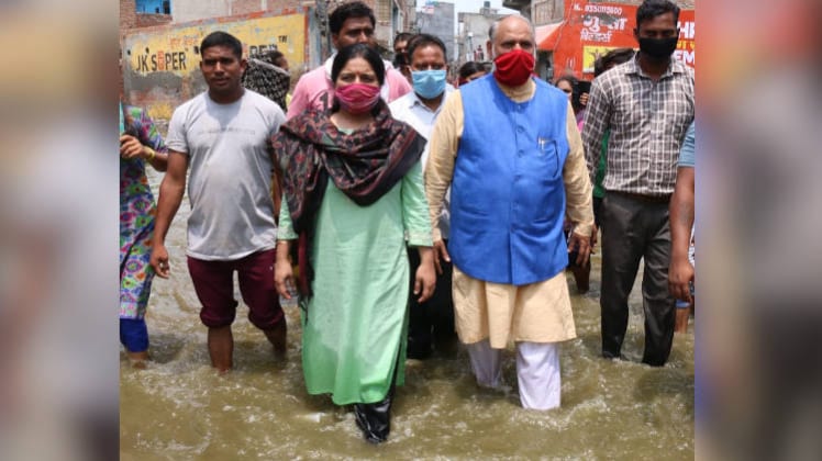 पानी में खड़े होकर प्रदर्शन