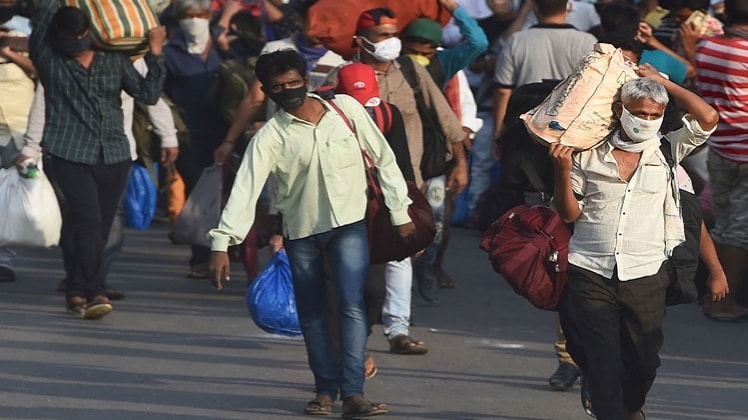 लॉकडाउन में मुश्किलों से जूझते पहुंचे थे घर (फाइल फोटोः पीटीआई)