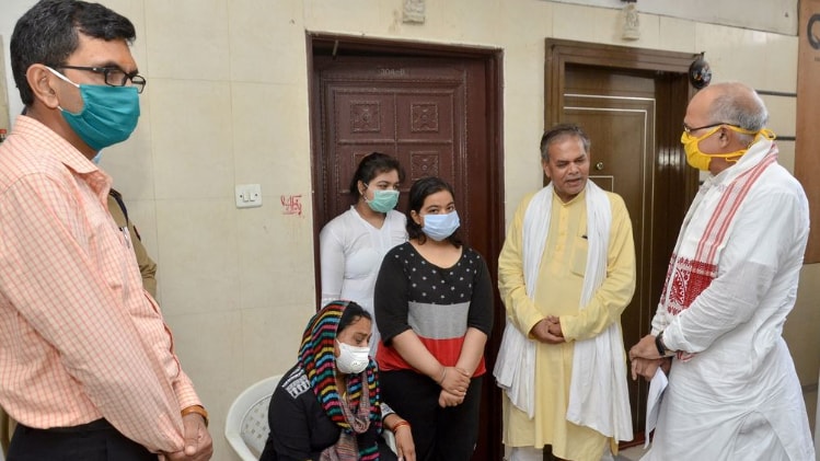 देवेंद्र मिश्रा के परिवार से मंत्री चंद्रिका प्रसाद ने मुलाकात की (फोटो-पीटीआई)