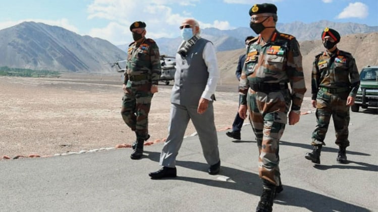 भारतीय सेना के साथ प्रधानमंत्री नरेंद्र मोदी (फोटो- पीटीआई)