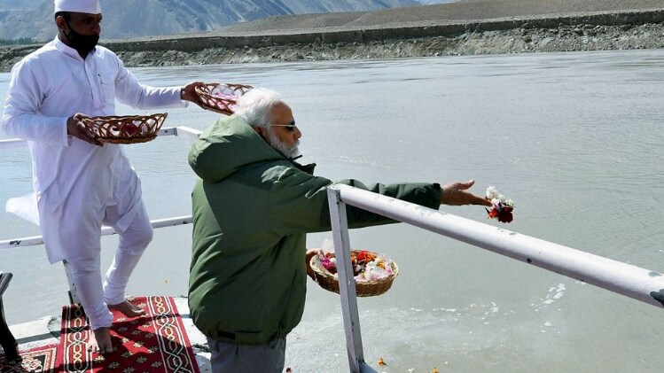 पीएम मोदी ने लद्दाख में फरवर्ड ब्रिगेड में नीमू पहुंचने पर सिंधु दर्शन पूजा की (फोटो-PTI)