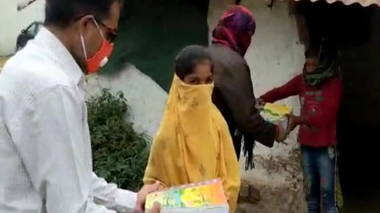 बच्चों को दी जा रही हैं किताबें