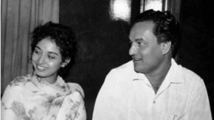 पत्नी सरला के साथ मुकेश 