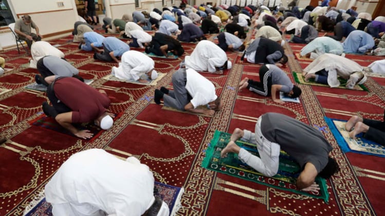 नमाज अदा करते लोग (फोटो- पीटीआई)