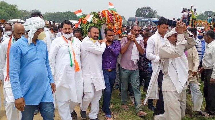 शहीद इंस्पेक्टर नेबूलाल की अंतिम यात्रा (PTI)