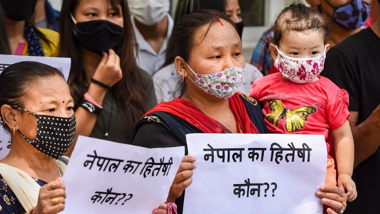 नेपाल एंबेसी के बाहर प्रदर्शन करते नेपाल के नागरिक