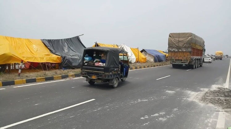 नेशनल हाइवे पर बने राहत कैंप