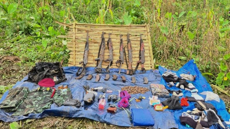 उग्रवादियों से बरामद हथियार (फोटो-पीटीआई)