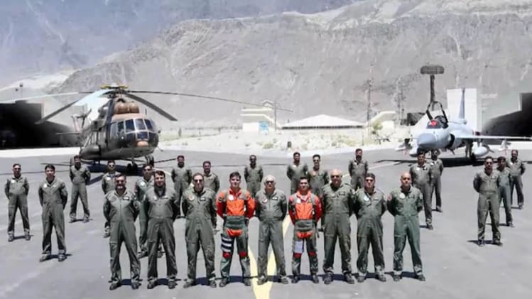 पीएफ चीफ ने पीओके स्थित एक एयर बेस का किया दौरा (फोटो: Twitter)