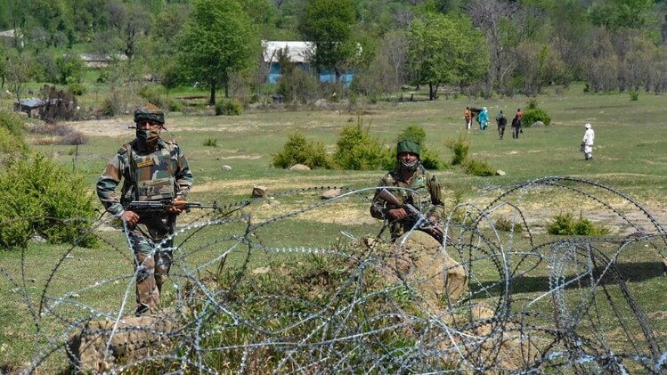 जम्मू-कश्मीर में नियंत्रण रेखा (LoC) पर तैनात भारतीय सुरक्षा बल (फाइल फोटो-PTI)