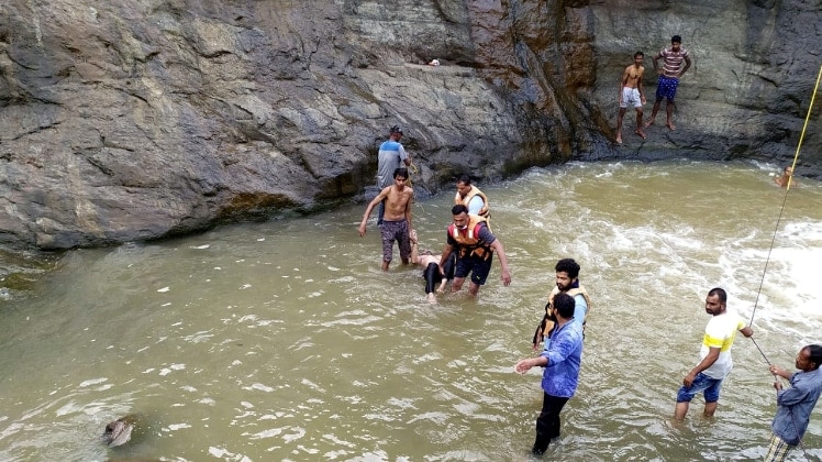 काफी मशक्कत के बाद निकाले गए शव