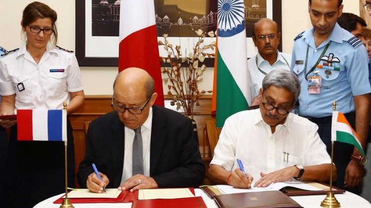 राफेल डील पर हस्ताक्षर करते तत्कालीन रक्षा मंत्री मनोहर पर्रिकर (फोटो-ट्विटर)