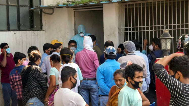 पटना में कोरोना टेस्ट कराने के लिए टेस्टिंग सेंटर के बाहर जुटी भीड़ (फोटोः पीटीआई)