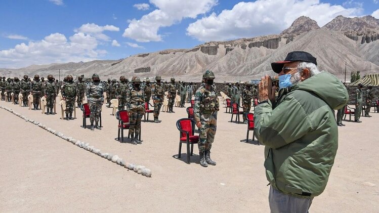 लद्दाख दौरे पर पहुंचे पीएम नरेंद्र मोदी. (फोटो-पीटीआई)
