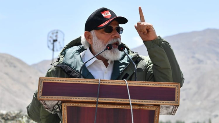 लेह में प्रधानमंत्री नरेंद्र मोदी 