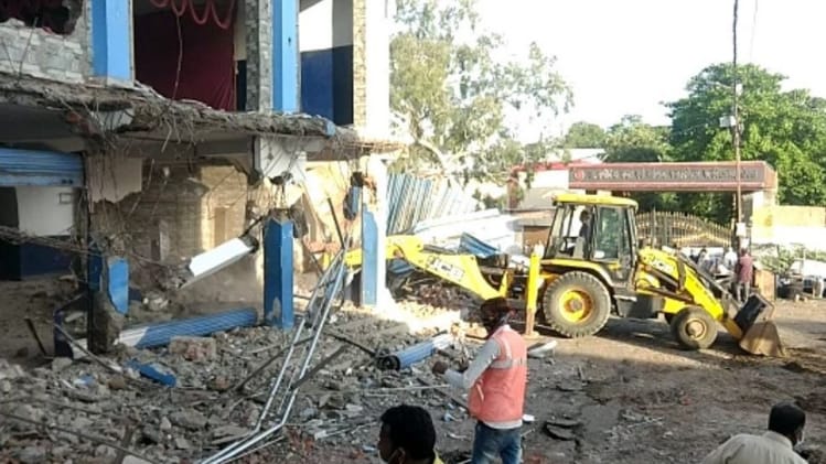 प्यारे मियां की संपत्ति पर चला बुलडोजर