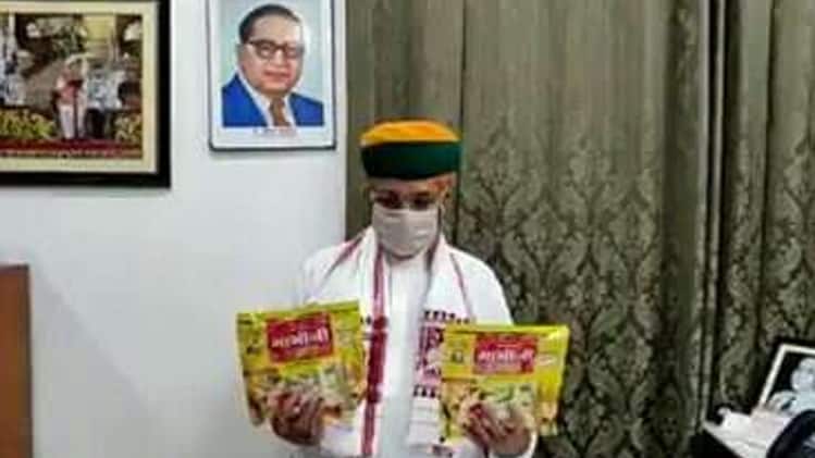  पापड़ लांच करते संसदीय कार्यमंत्री अर्जुन राम मेघवाल 