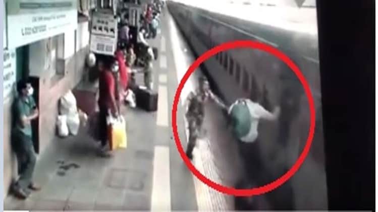 RPF and MSF staff save passenger at Kalyan railway station