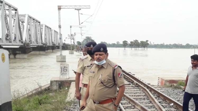 Bihar flood, Trains suspended between Sugauli-Narkatiaganj (फोटो- जहांगीर आलम)