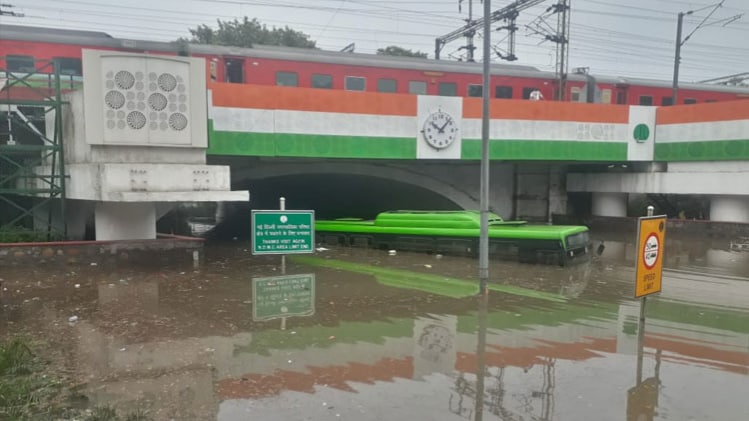 दिल्ली में बारिश के पानी में डूबी बस (फाइल फोटो)