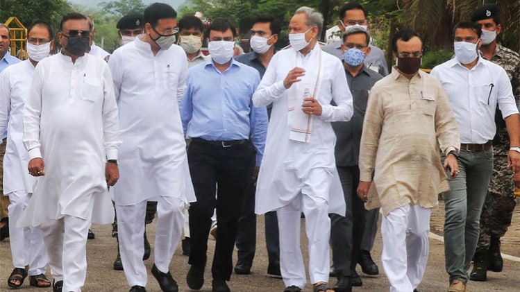 राजस्थान में जारी है सियासी लड़ाई