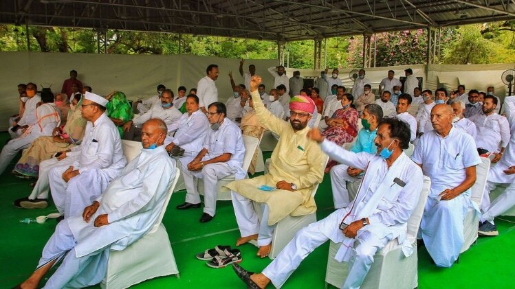 सीएम अशोक गहलोत के आवास पर मीटिंग में मौजूद कांग्रेस विधायक (फोटो-PTI)