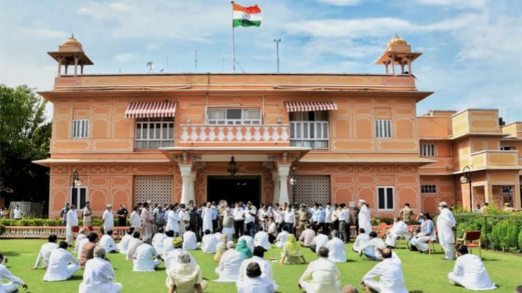 जयपुर में राजभवन के अंदर कांग्रेस विधायक (PTI)