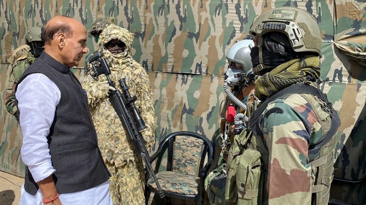 जवानों का हौसला बढ़ाते रक्षा मंत्री राजनाथ सिंह (PTI)