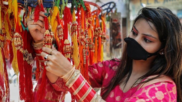 जम्मू में राखी खरीदती एक महिला (फोटो-पीटीआई)