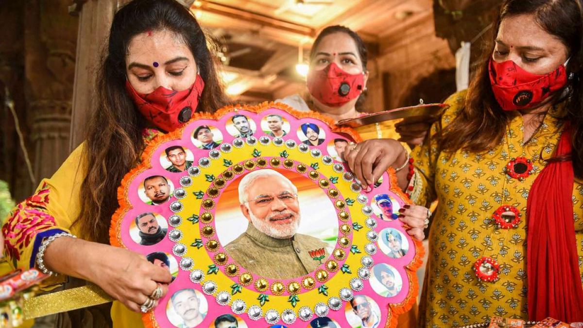 इंदौर में आत्मनिर्भर भारत अभियान के तहत कारीगरों ने राखियां बनाई (फोटो-पीटीआई)