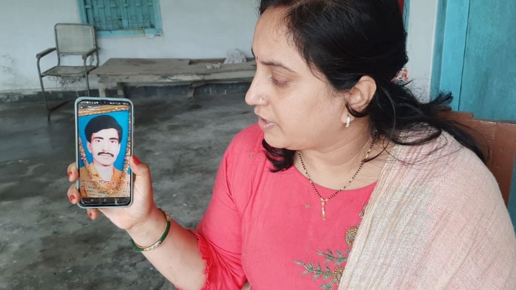 संजय कुमार के परिवार को निमंत्रण का है इंतजार