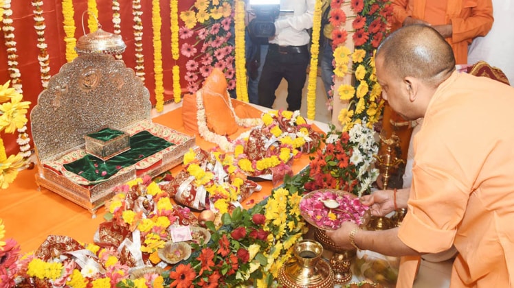 अस्थायी मंदिर में रामलला को स्थापित करते समय योगी आदित्यनाथ भी थे मौजूद (फोटो: PTI)