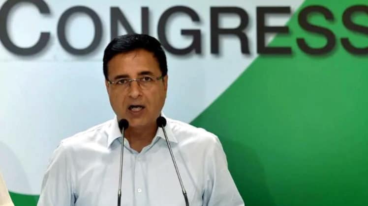 कांग्रेस प्रवक्ता रणदीप सिंह सुरजेवाला ने विधायकों से किया दावा (फाइल फोटोः पीटीआई)