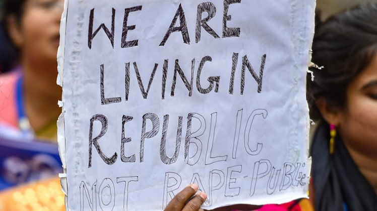 देश में बढ़ते रेप के मामलों के खिलाफ प्रदर्शन करती महिलाएं (सांकेतिक तस्वीर-पीटीआई)