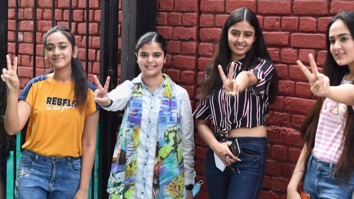 रिजल्ट के बाद खुशी मनाती छात्राएं (फोटो-पीटीआई)