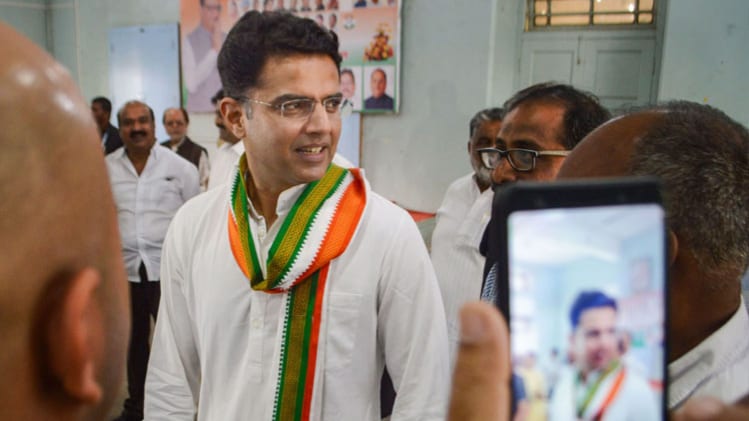 सचिन पायलट चल रहे हैं पार्टी से नाराज (फाइल फोटो- पीटीआई)