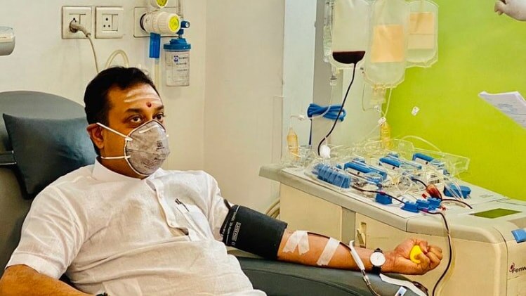 बीजेपी प्रवक्ता संबित पात्रा प्लाज्मा दान करते हुए (फोटो- ट्विटर)