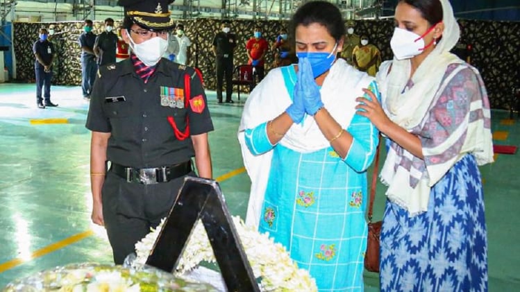 शहीद कर्नल बी संतोष बाबू को श्रद्धांजलि देतीं उनकी पत्नी बी संतोषी (बीच में)