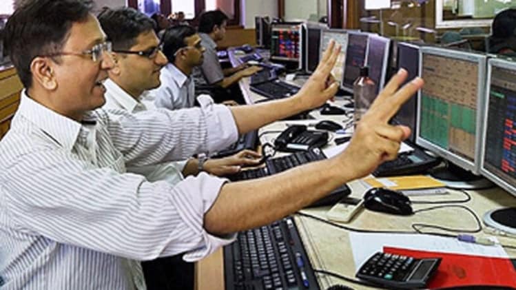 कोरोना संकट के बीच भी शेयर बाजार ऊंचाई पर हैं 