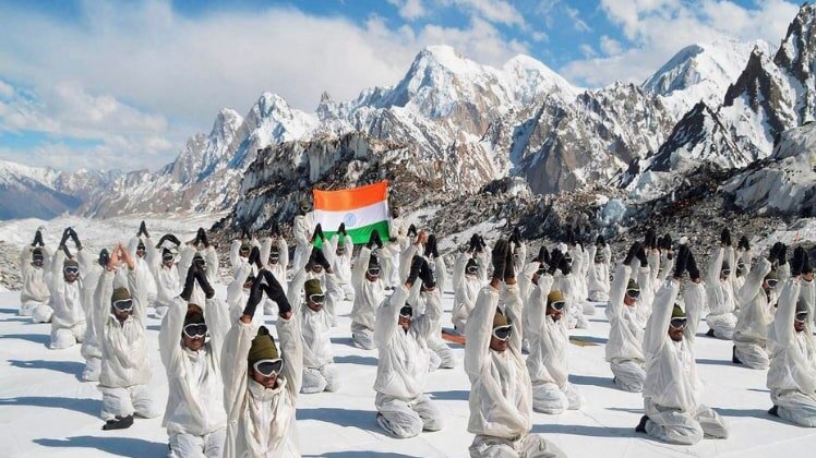 सियाचिन में योग करते भारतीय सेना के जवान (फाइल फोटो-पीटीआई)