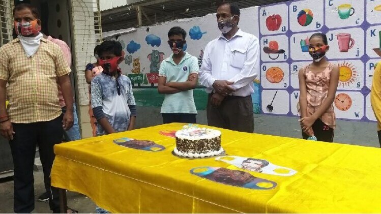 खास तरीके से मना सोनू सूद का जन्मदिन (फोटो-आजतक)